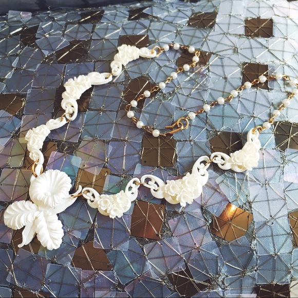 Vintage Jewelry - White Floral 1960s Vintage Necklace