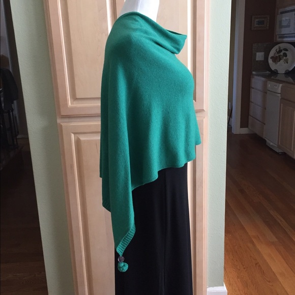 Beautiful green sweater poncho😊
