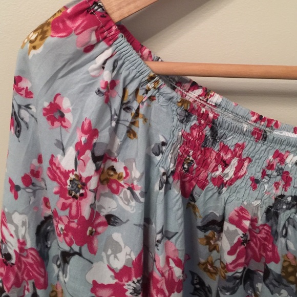Babydoll off shoulder Floral top. - Picture 4 of 4