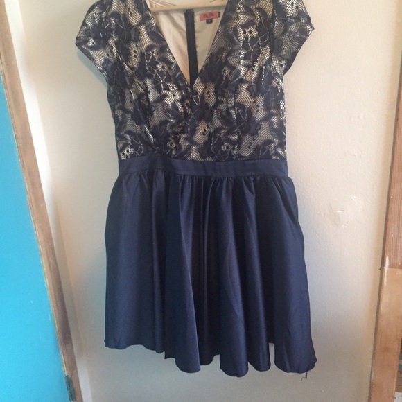 ✨HOST PICK✨Navy ChiChi London dress with Pockets!
