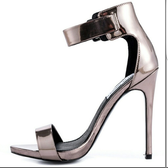 Steve Madden pewter sandal!!