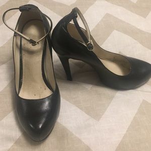 Black ankle tie pumps