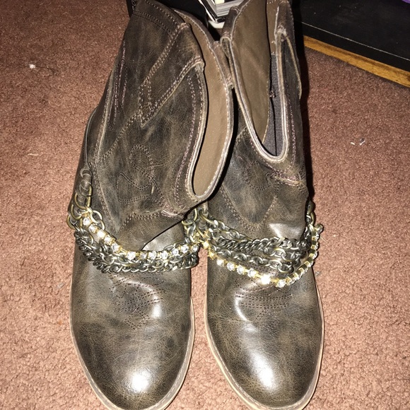Cute ankle cow girl boots!