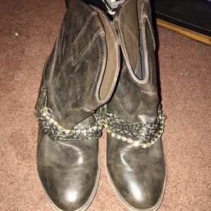 Cute ankle cow girl boots!