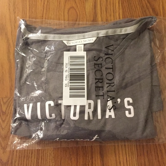 NWT VS Victoria's Secret High-low Graphic Crew top - Picture 2 of 3