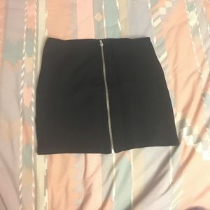 Cute black H&M skirt with zipper in the front