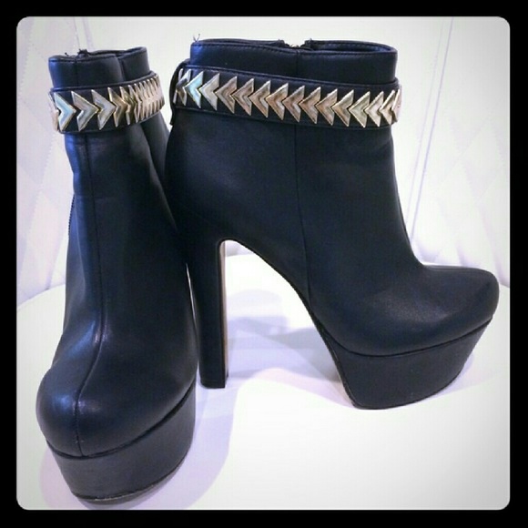 RARE H By Halston Arrowhead platform booties - Picture 1 of 4