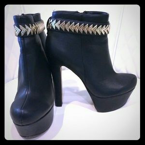 Rare H By Halston Arrowhead Platform Booties