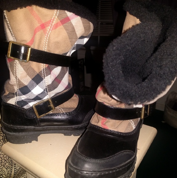 *SOLD* Burberry snow boots - Picture 2 of 4