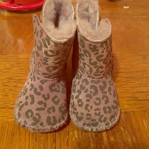 Uggs Cheatah purple worn twice Nice and warm