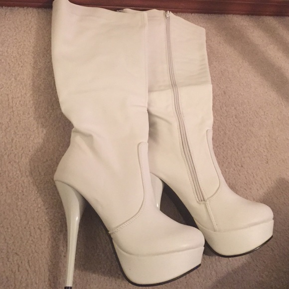 Shoes - Women's white boots with heels size 7.5