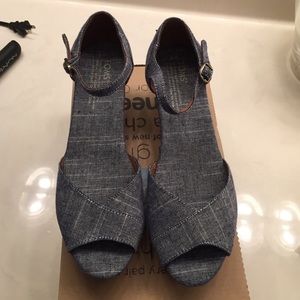 Toms chambray platform wedge size 8