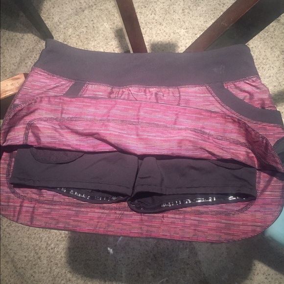 Size 8 Women's Lululemon Pacesetter Skirt - Picture 2 of 2