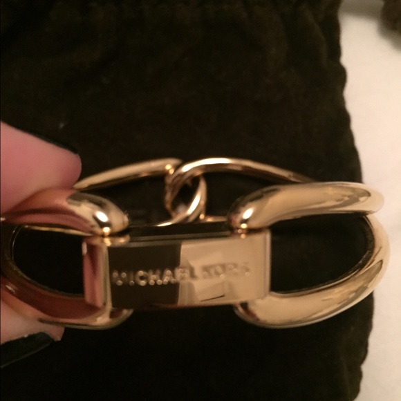 Michael Kors Equestrian Twist Bangle in Gold - Picture 3 of 4