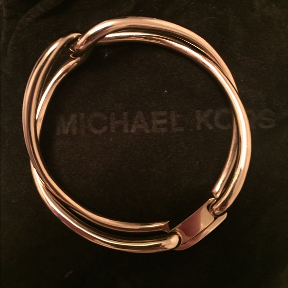 Michael Kors Equestrian Twist Bangle in Gold - Picture 4 of 4