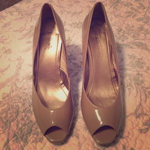 BCBG Generation peep toe wedges. Shiny nude.