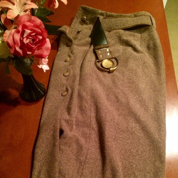 Buckled brown long skirt