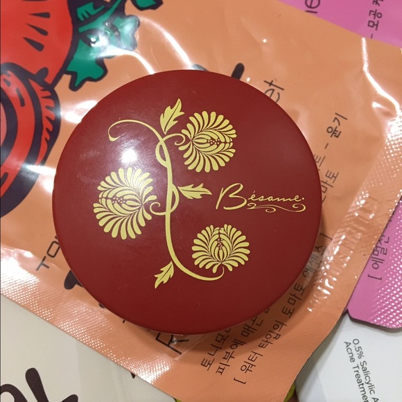 FINAL PRICE!! Besame Brightening setting powder - Picture 1 of 4