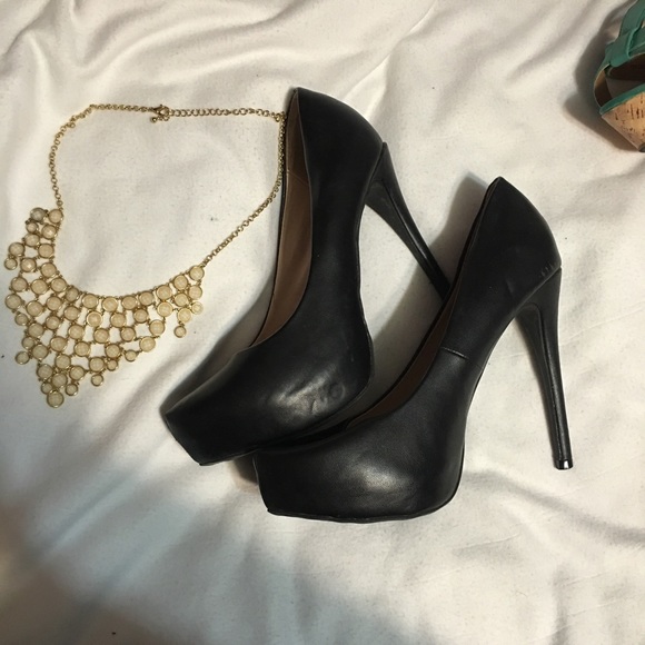 Black Pumps