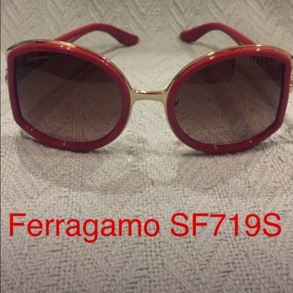 Ferragamo SF719S