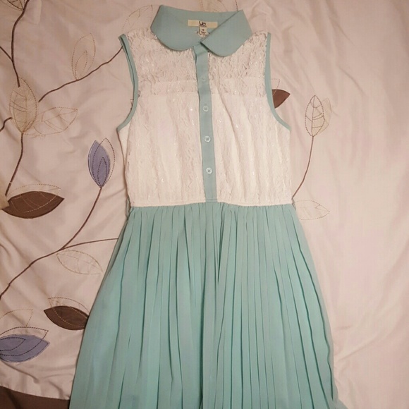 Sleeveless mint green laced collared dress