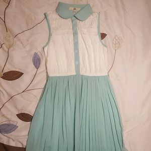 Sleeveless mint green laced collared dress