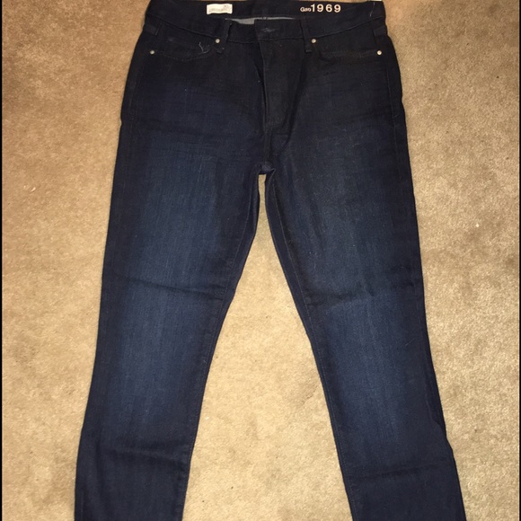 Dark wash Gap Skinny jeans 30r- never worn