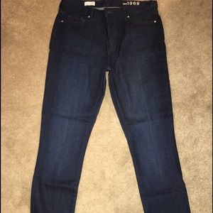 Dark wash Gap Skinny jeans 30r- never worn