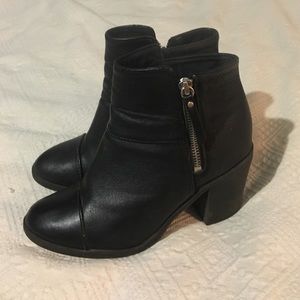 Zip up booties (size 6)
