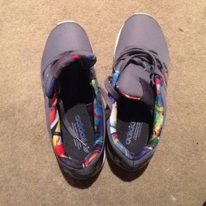 I am selling adidas shoes