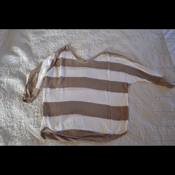 ⭐️Express very light weight sweater top⭐️