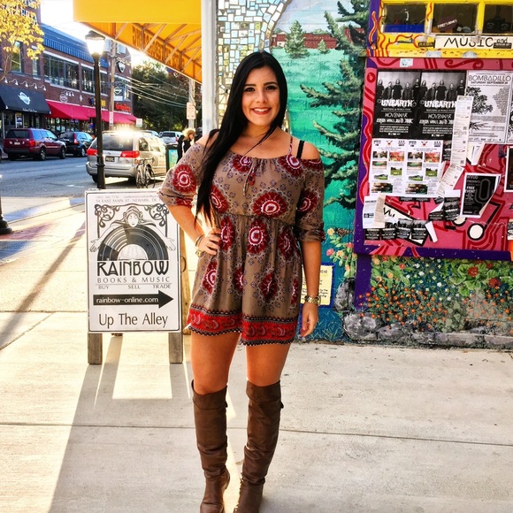 Meet your posher, JULIA! 🛍💕 - Picture 2 of 4