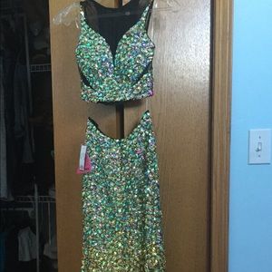 Prom dress. Only wore it once. Paid $650.