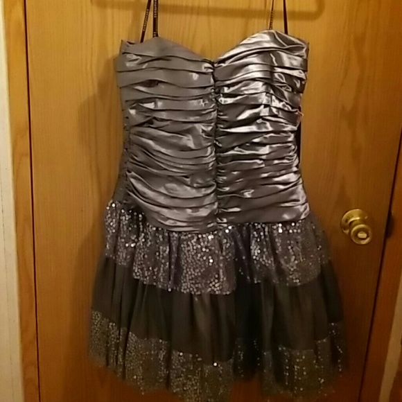 Strapless formal dress