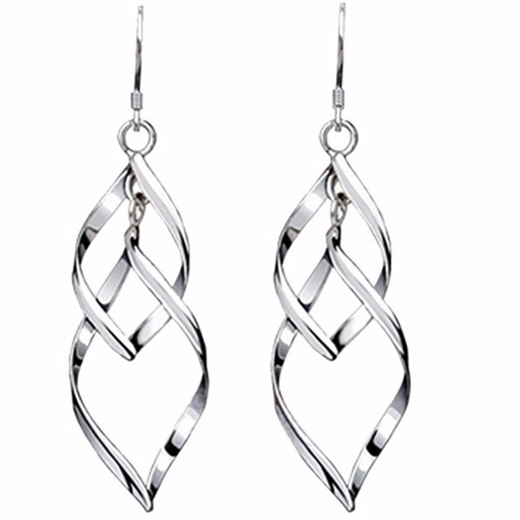 Jewelry - ❤️4 for $20 Sale❤️❤️sliver elegant dangle earrings