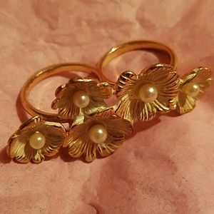 A pearl floral two ring set