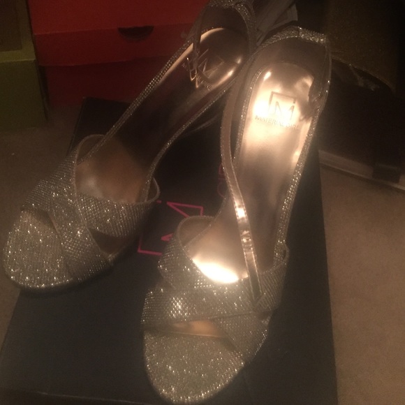 Gold shoes great condition - Picture 1 of 3