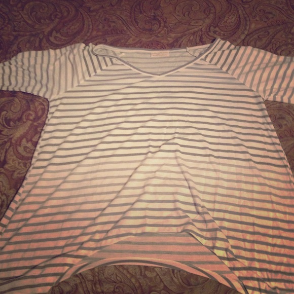 Midsleeve T-shirt.
