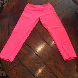 Beyond Yoga Hot pink Capri leggings