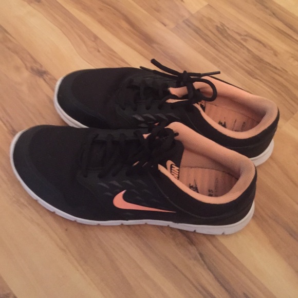 Super cute coral pink/black Nike sneakers 👟🎀