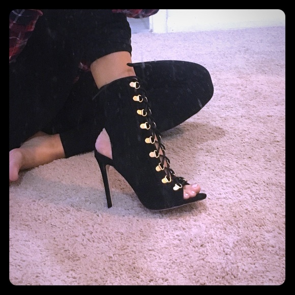 Steve Madden lace up heel booties (suede)