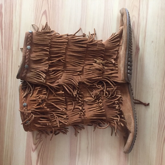 Minnetonka 5 layer fringe moccasin boots