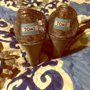 Toms silver wedges