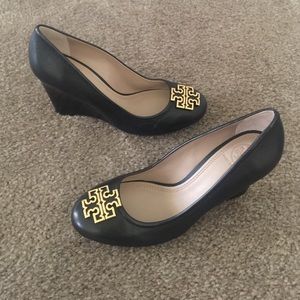 Tory Burch Leather Wedge Pump Black T Logo Sz 5.5