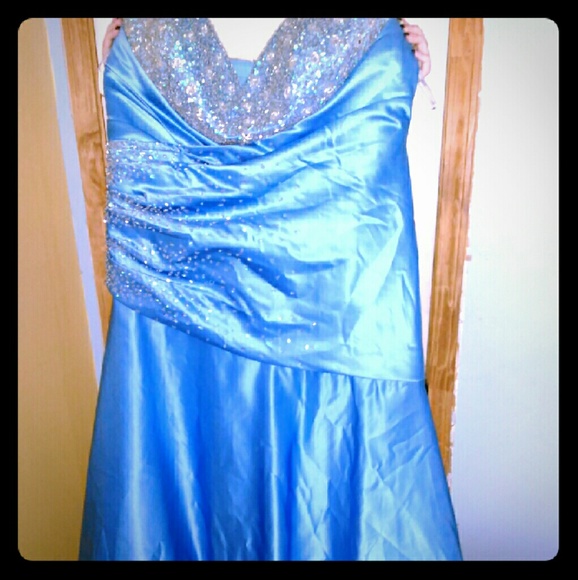 Prom dress - Picture 1 of 6