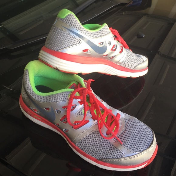 Nike Dual Fusion size 9 in silver and pink