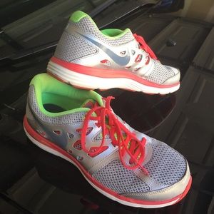Nike Dual Fusion size 9 in silver and pink