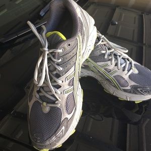 Asics athletic shoe in gray  size 9