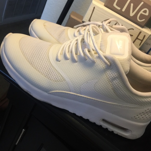 Nike- theas white