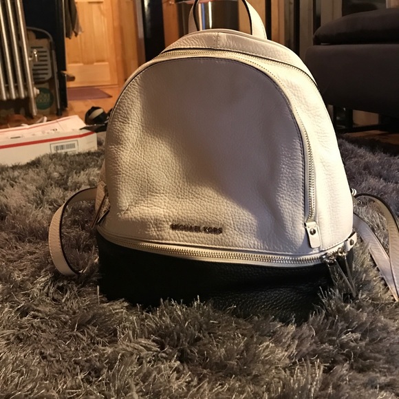 Michael Kors Handbags - 🌹24HRSALE🌹 MK Rhea Leather Backpack